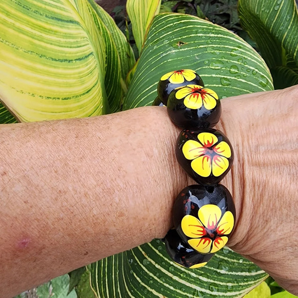 Hawaiian Coconut Shell Bracelet‎ - Picture 1 of 5